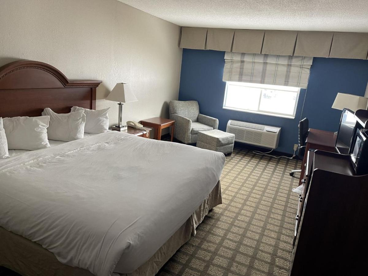 Baymont By Wyndham Galesburg Hotel Exterior photo