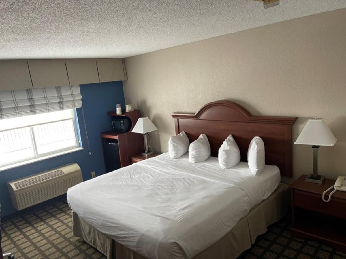 Baymont By Wyndham Galesburg Hotel Exterior photo
