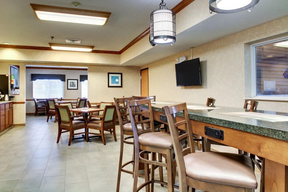 Baymont By Wyndham Galesburg Hotel Exterior photo