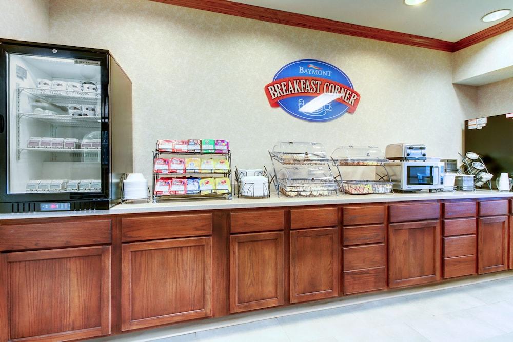 Baymont By Wyndham Galesburg Hotel Exterior photo