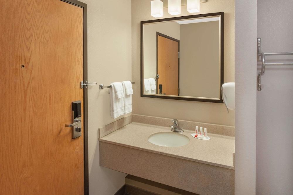 Baymont By Wyndham Galesburg Hotel Exterior photo