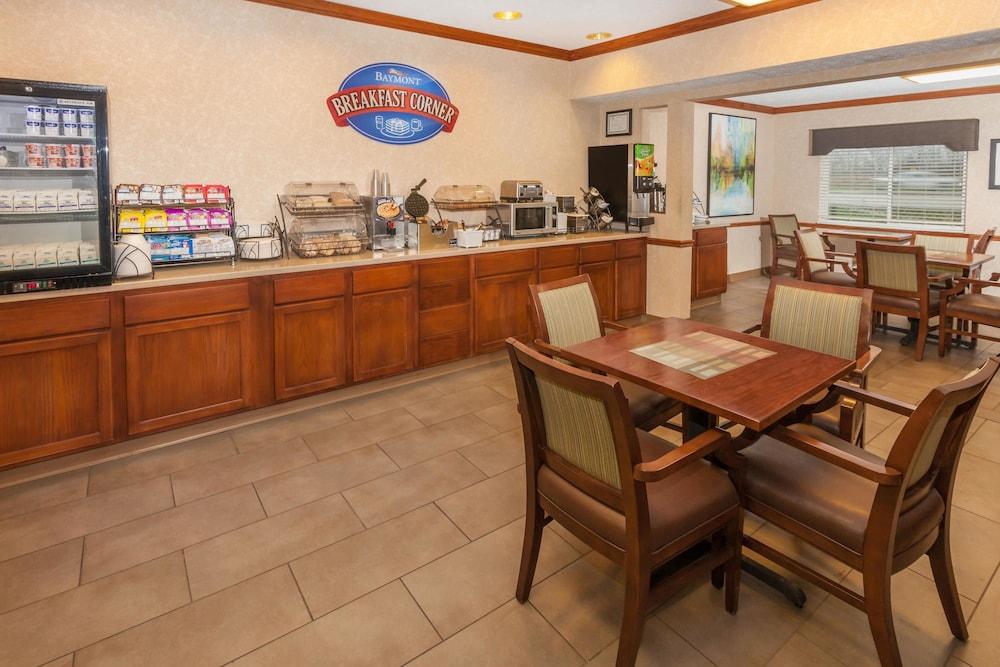 Baymont By Wyndham Galesburg Hotel Exterior photo