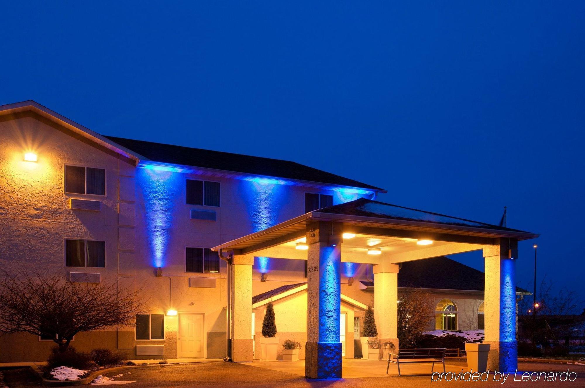 Baymont By Wyndham Galesburg Hotel Exterior photo