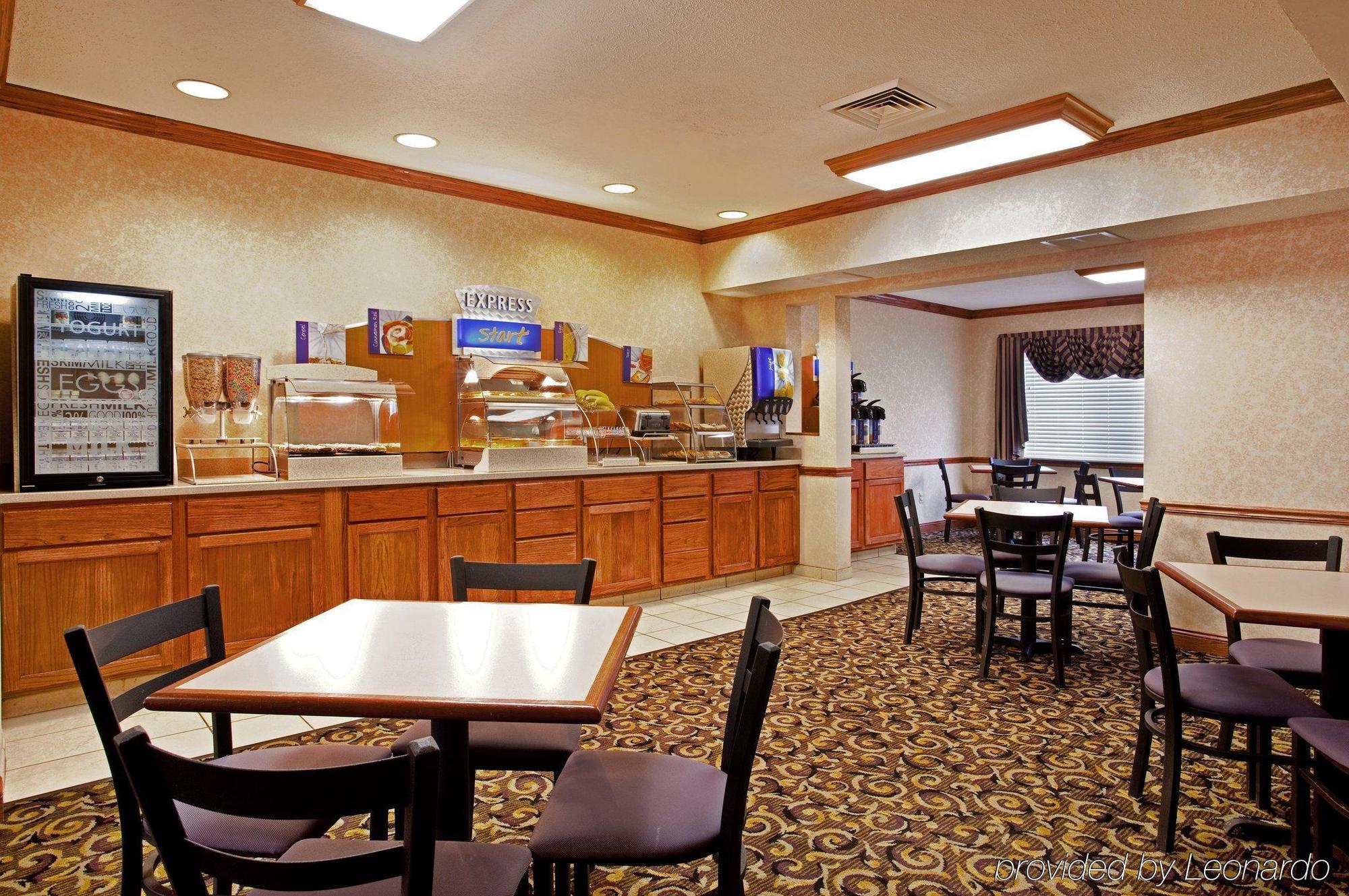 Baymont By Wyndham Galesburg Hotel Exterior photo